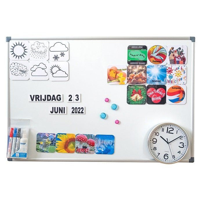 getekend icoon in grijs/zwart met geel accent verbeeldend het spelen van een leuk senioren spel met als functie Zelfstandigheid bevorderen