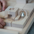 Bouw je eigen knikkerbaan – Creatief en educatief spel voor het bouwen van een knikkerbaan, stimuleert motoriek en probleemoplossend denken bij senioren.