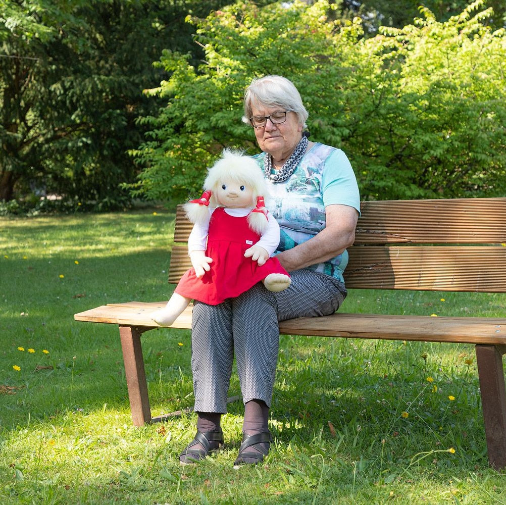 Afbeeelding van het spel Empathiepop Nelly, speciaal geselecteerd  voor ouderen met dementie.