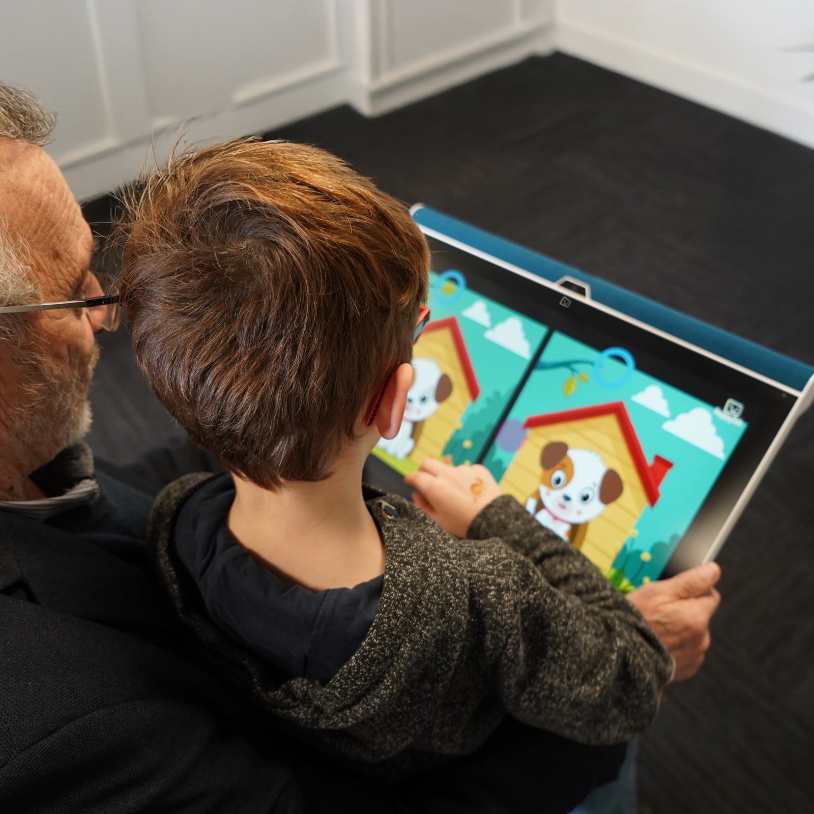 Afbeeelding van het spel HappyTab - De Reuze Tablet, speciaal geselecteerd  voor ouderen met dementie.