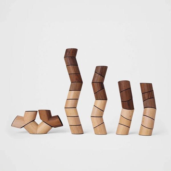 Loggos – Stapelspel met beuken- en walnoot houten stukken, bevordert activering en samenwerking voor senioren.