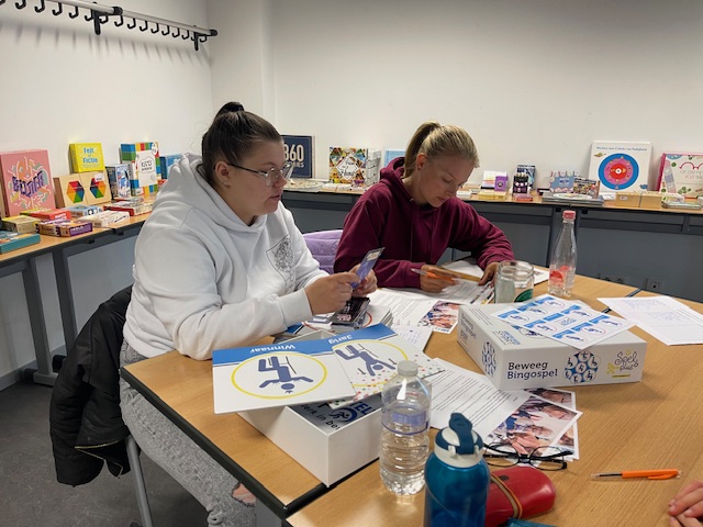 Foto van de workshop Spel en Dementie aan de hogeschool Gent, deze foto toont en aantal studenten die met spellen voor ouderen werken